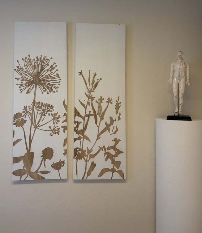 Wandbild und Akupunktur-Figur